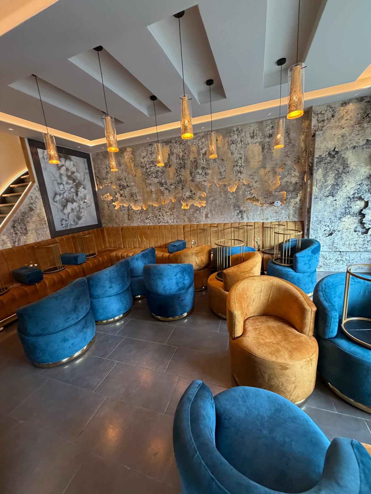 Café Nara Innenraum – Lounge mit blauen und goldenen Sesseln